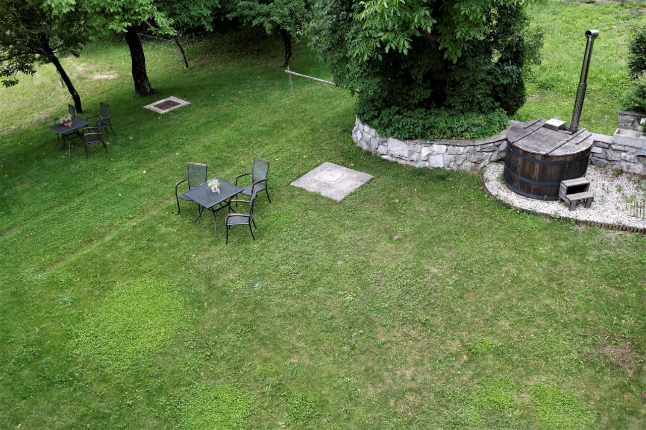 Guesthouse Idila Pod Nanosom Senozece Exteriör bild