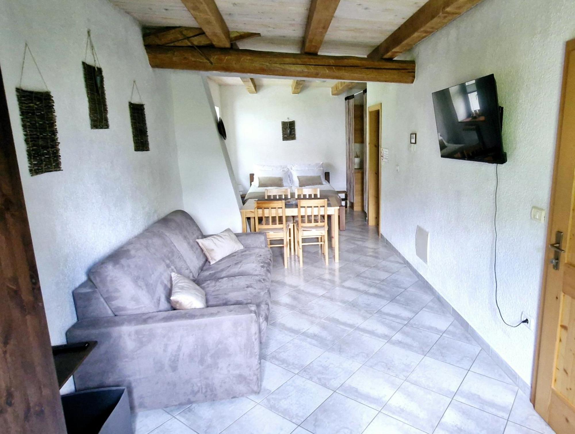 Guesthouse Idila Pod Nanosom Senozece Exteriör bild