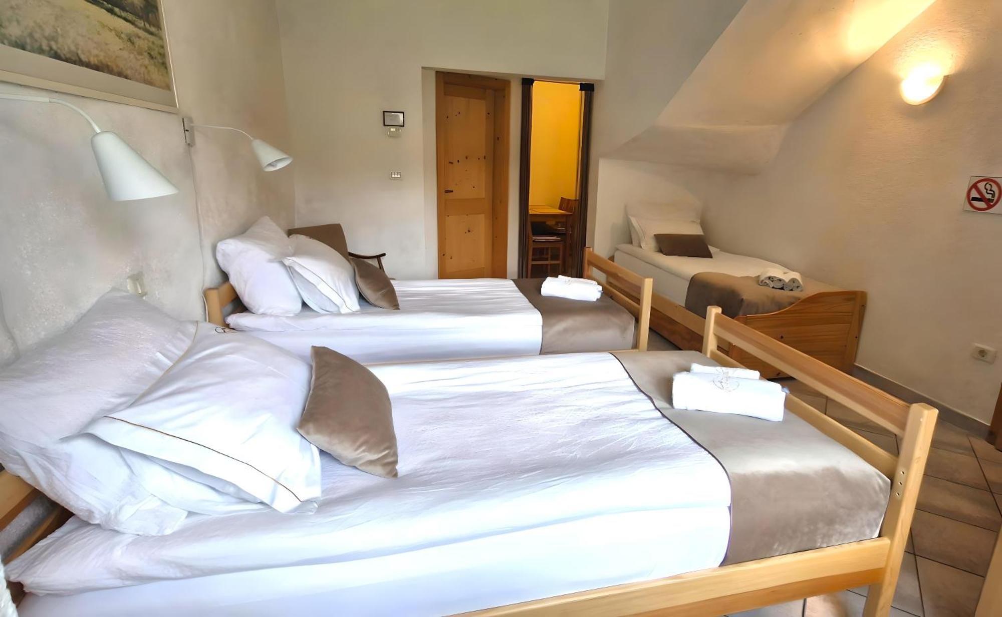 Guesthouse Idila Pod Nanosom Senozece Exteriör bild